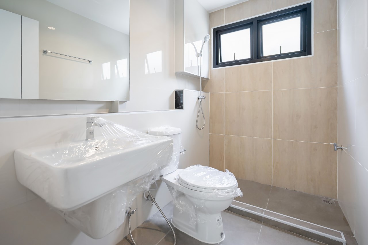 บ้านมือสองตกแต่งใหม่ ม.ชัยพฤกษ์ บางบัวทอง บ้านเดี่ยวหลังมุม แบรนด์ LH เนื้อที่ 72.5 ตร.ว. ฟังก์ชัน 3 ห้องนอน 3 ห้องน้ำ 1 ห้องอเนกประสงค์ จอดรถได้ 1 คัน พร้อม Facilities ครบครัน บนทำเลเดินทางสะดวก ติดถนนบางกรวย-ไทรน้อย ใกล้เซ็นทรัลเวสต์เกต และรถไฟฟ้าสายสีม่วง "สถานีบางพลู"